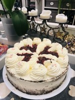 Bezlepkový mrkvový dort s mascarpone a malinovým coulis
